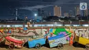 Deretan gerobak dorong ada malam hari saat menggunakan kamera realme 9 Pro Plus dengan sensor Sony IMX76, di Tanah Abang, Jakarta, Kamis (24/02/2022). Terknologi AI mampu menahan guncangan dan dapat diredam oleh perangkat OIS. (Liputan6.com/Fery Pradolo) 