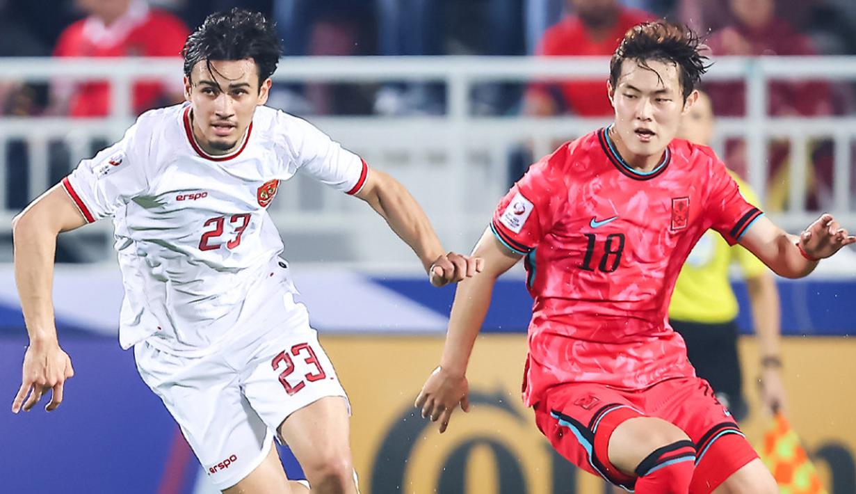 Pemain Timnas Indonesia, Nathan Tjoe-A-On (kiri) berebut bola dengan pemain Korea Selatan U-23, Hong Yun-sang dalam laga perempat final Piala Asia U-23 2024 di Abdullah bin Khalifa Stadium, Doha, Qatar, Jumat (26/4/2024) dini hari WIB. (Dok. AFC)