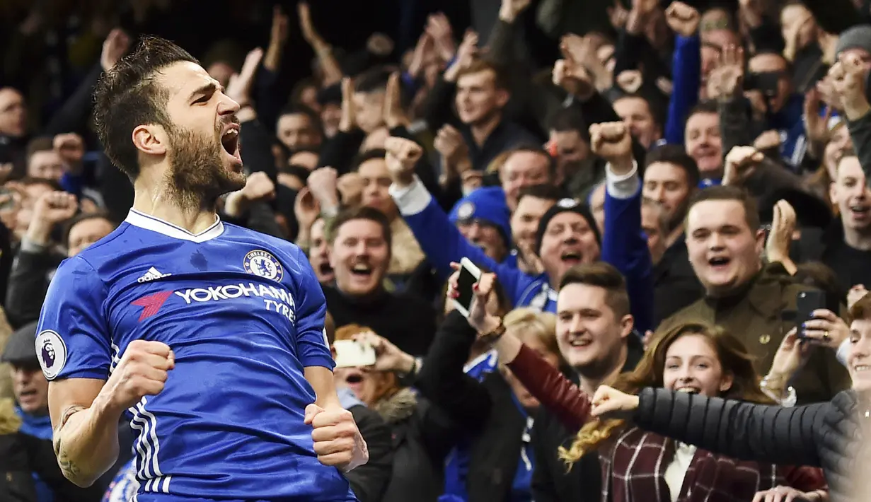 2. Cesc Fabregas – Pemain Chelsea ini adalah bagian dari La Masia sejak usia 10 tahun. Gagal menembus tim utama Barcelona membuatnya hengkang ke Inggris. Di Premier League pria spanyol ini menjelma menjadi gelandang terbaik di dunia. (AFP/Glyn Kirk)