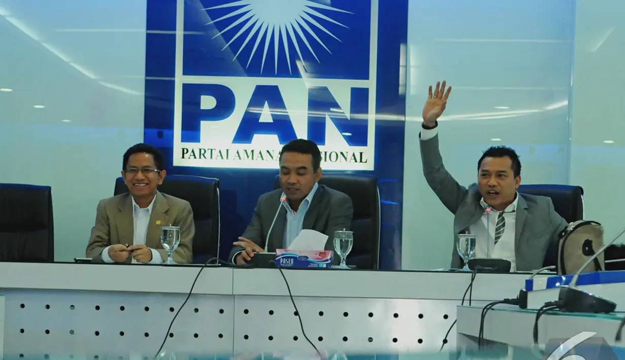 (Kiri ke kanan) Ketua Fraksi Partai Amanat Nasional di DPR RI Catur Sapto Edy (kiri), Sekretaris Fraksi Partai Amanat Nasional Teguh Juwarno (tengah) dan Anggota DPR Ri dari F PAN Anang Hermansyah, Jakarta, Selasa (4/11/2014).(Liputan6.com/Andrian M Tunay
