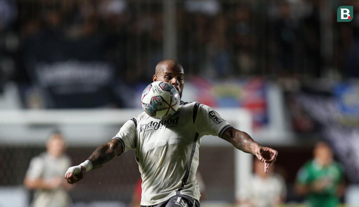 Pemain Persib Bandung, David Da Silva mengontrol bola saat laga pekan kelima BRI Liga 1 2022/2023 antara PSS Sleman melawan Persia Bandung di Stadion Maguwoharjo, Sleman, Jumat (19/08/2022). (Bola.com/Bagaskara Lazuardi)