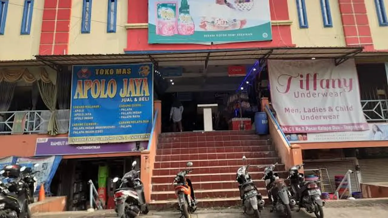 Pasar Kelapa Dua Kabupaten Tangerang ditutup sementara. (Liputan6.com/Pramita Tristiawati)