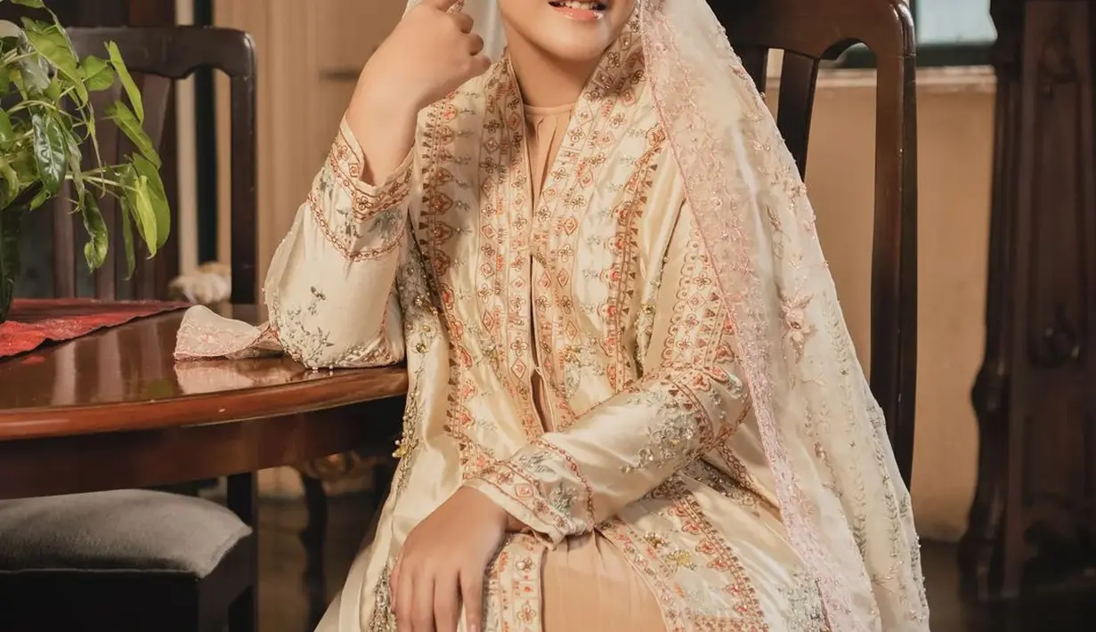 Penampilan berbeda nan cantik elegan lainnya dari Kahiyang Ayu. Di sini, Kahiyang mengenakan outfti tertutup bernuansa cokelat muda yang manis, dipadu dengan kerudung yang menutupi rambutnya, dan makeup bernuansa cokelat muda yang flawless tanpa kesan berlebihan. [Foto: Instagram/rama_jee]