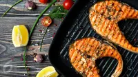 Ingin membuat menu praktis namun tetap sehat di hari Natal? Yuk intip resep ikan salmon panggang berikut ini. (Foto: Istockphoto)