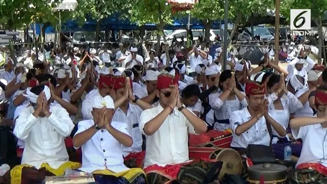 Ribuan umat Hindu se-provinsi menggelar upacara melasti  di Pantai Tanjung Pasir, Tangerang, Banten, Minggu siang.
