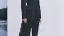 Blazer tuksedo berpotongan dada tunggal dengan
kerah satin tonal dan tirai renda asimetris dalam wol hitam dan celana berbahan wol hitam.