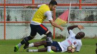 Pemain Madura United berlatih di Stadion Gelora 10 November, Surabaya, Senin (22/1/2018).  (Liputan6.com/Dimas Angga P)