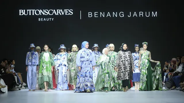 Koleksi terbaru Benang Jarum di Pamerkan di JFW 2025. [Adrian/Fimela]