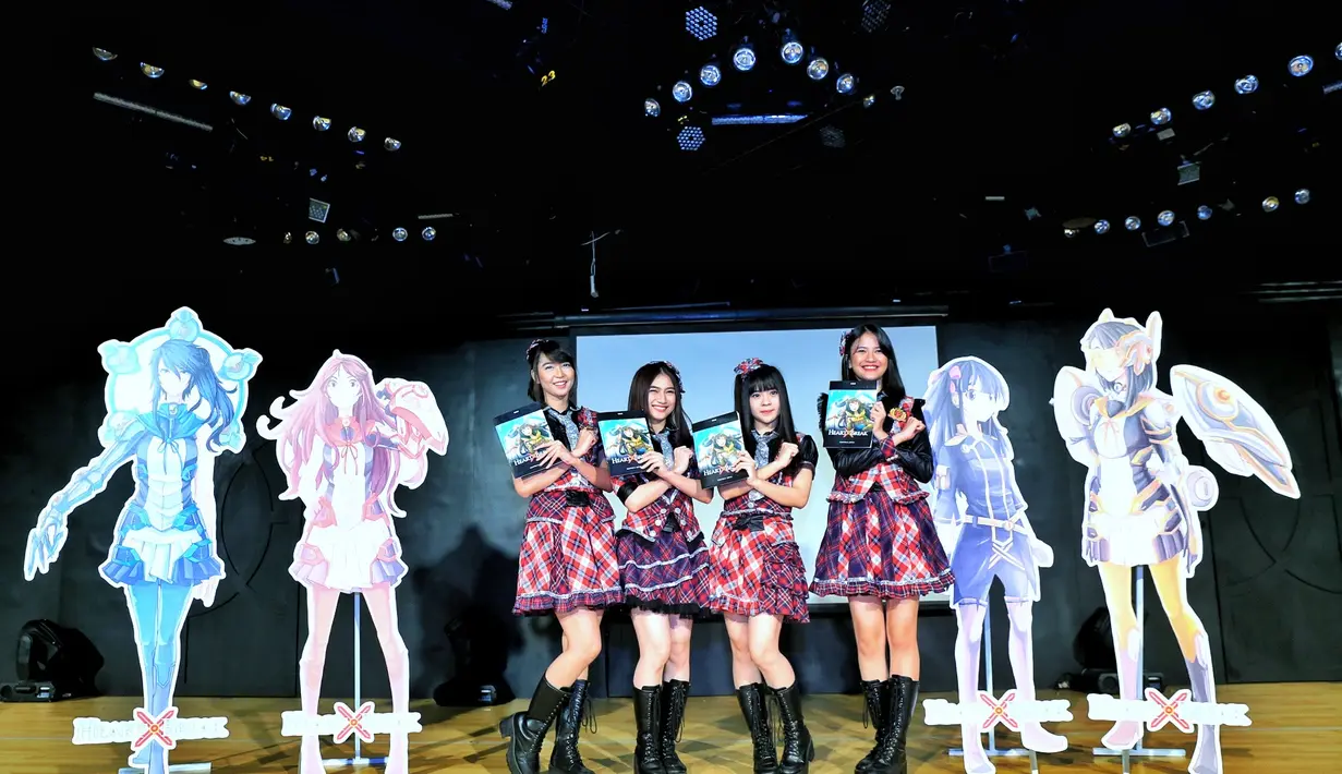 Grup idol yang biasa tampil menghibur dengan nyanyi dan tarian, kini muncul sebagai pahlawan Super Hero. Tapi dalam komik 'HeartXBreak'. Hal itu guna melebarkan penggemarnya. (Adrian Putra/Bintang.com)