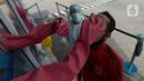 Warga menjalani "swab test" di GSI Lab (Genomik Solidaritas Indonesia Laboratorium), Cilandak, Jakarta, Rabu (7/10/2020). Pemerintah menetapkan harga batas tes usap alias tes swab melalui PCR untuk mendeteksi Covid-19 agar mendorong masyarakat melakukan tes secara mandiri. (merdeka.com/Imam Buhori)