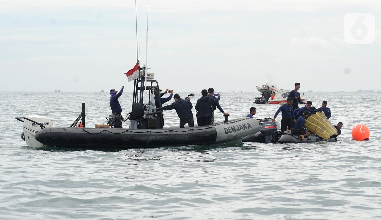 Tim SAR mengevakuasi bagian tubuh penumpang pesawat Sriwijaya Air SJ 182 di perairan Kepulauan Seribu, Jakartra, Minggu (10/1/2021). Sriwijaya Air SJ 182 hilang kontak dalam penerbangan dari Jakarta menuju Pontianak. (merdeka.com/Arie Basuki)