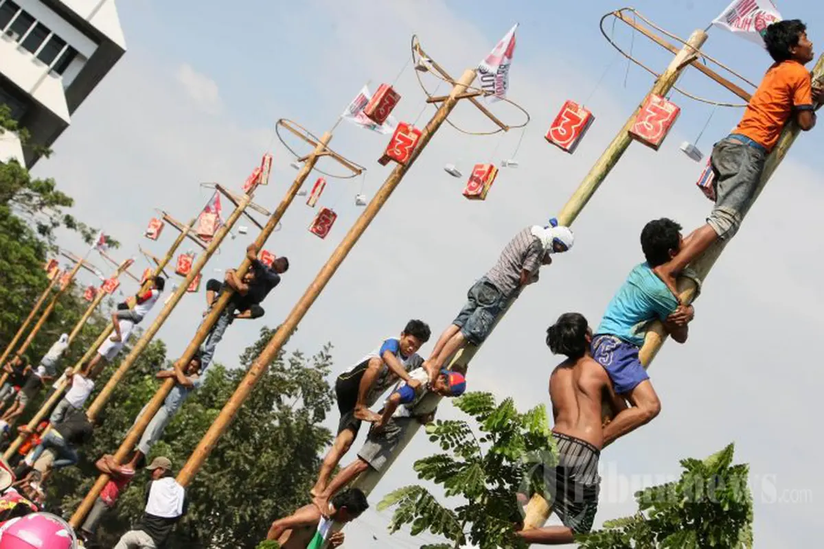 Masih Suasana Kemerdekaan, Ini Panjat Pinang Paling Kocak Sejagat