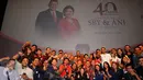 Presiden Keenam RI, Susilo Bambang Yudhoyono (tengah) berfoto bersama para pewarta jelang HUT 40 tahun penikahannya dengan Kristiani Herrawati di Jakarta, Sabtu (30/7). SBY dan Ani Yudhoyono menikah pada 30 Juli 1976. (Liputan6.com/Helmi Fithriansyah)