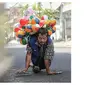 Memiliki Keterbatasan Fisik, Sosok Penjual Balon Keliling Ini Bikin Haru (sumber:Instagram/@thoryc.id)