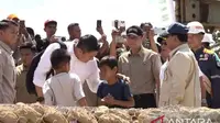 Momen Seskab Teddy Bagi-Bagi Permen ke Anak Korban Bencana Sumatera
