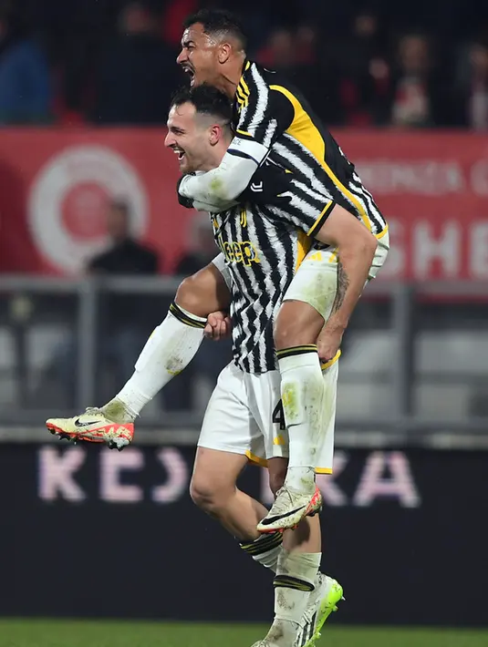 <p>Secara dramatis Juventus bisa kembali unggul dua menit kemudian. Gatti yang menjadi pahlawan. Mantan kuli bangunan itu melepaskan tembakan keras meneruskan umpan dari Rabiot. Juve menang 2-1. (Claudio Grassi/LaPresse via AP)</p>