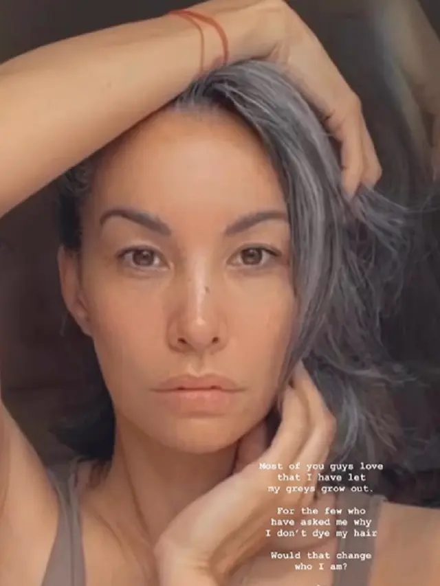 Nadya Hutagalung tampil percaya diri dengan rambut berubannya. (Foto: Instagram/nadyahutagalung)