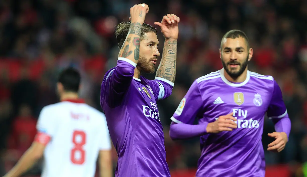 Sergio Ramos (kiri) melakukan selebrasi usai mencetak gol ke gawang Sevilla di ajang Piala Copa del Rey di stadion Ramon Sanchez Pizjuan, Sevilla, Spanyol, Kamis (12 /1). (AP Photo/ Angel Fernandez)