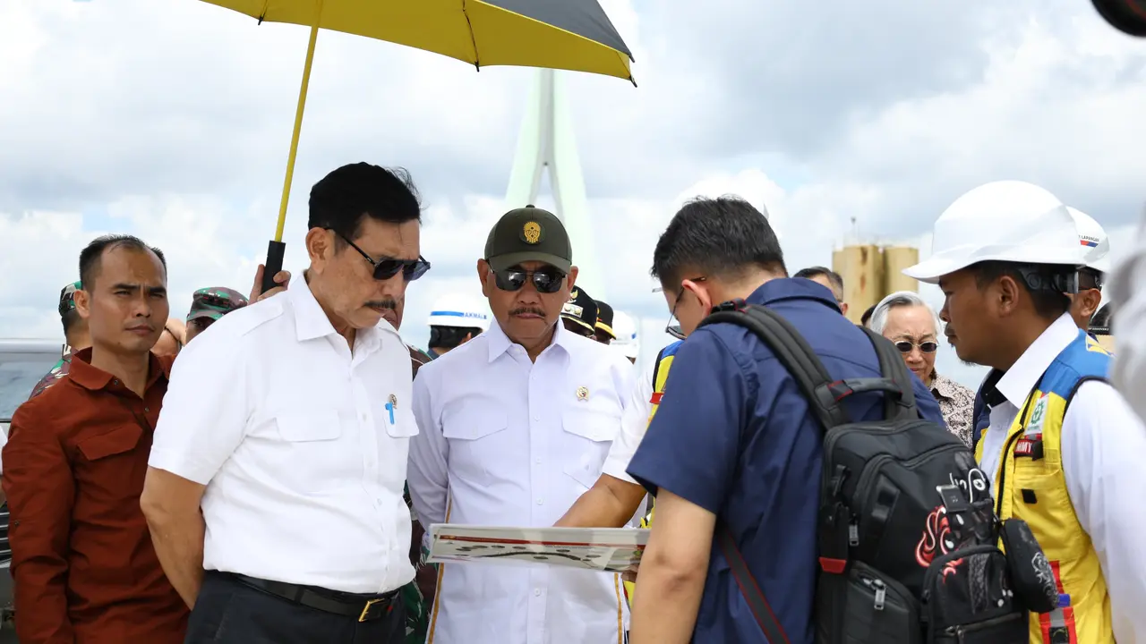 Luhut Binsar Pandjaitan melakukan pemantauan langsung terhadap pengerjaan proyek IKN di Kabupaten Penajam Paser Utara, Kalimantan Timur