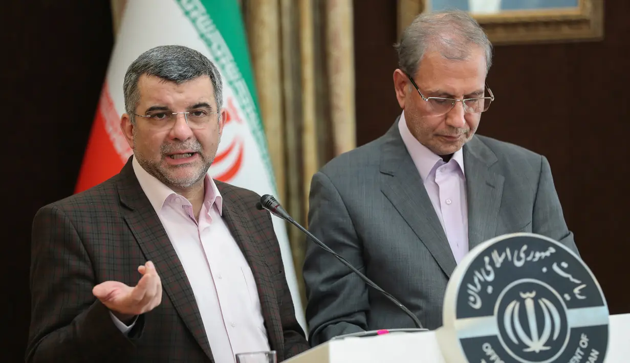Wakil Menteri Kesehatan Iran Iraj Haririchi (kiri) menyampaikan keterangan saat konferensi pers di Teheran, Iran, Senin (24/2/2020). Harirchi menyatakan dirinya terinfeksi virus corona COVID-19 satu hari usai dikabarkan demam saat konferensi pers. (Iranian Presidency Office via AP)