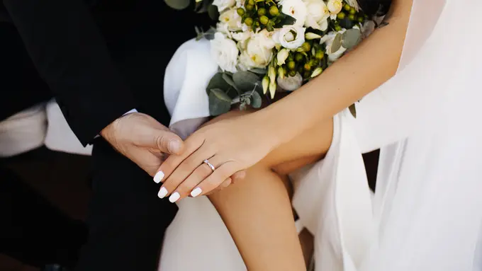 Arti Mimpi Tunangan dengan Orang yang Kita Kenal