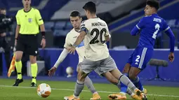 Bek Leicester City, James Justin berebut bola dengan gelandang AEK Athens, Petros Mantalos pada pertandingan Grup G Liga Europa di King Power Stadium, Jumat (11/12/2020) dinihari WIB. Leicester City memastikan diri keluar sebagai juara Grup G berkat kemenangan 2-0 kala menjamu AEK Athens.  (AP Photo