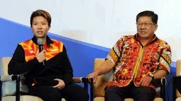 Pebulutangkis Indonesia, Liliyana Natsir (kiri) bersama perwakilan pelaksana BCA Indonesia Open 2017 Yoppy Rosimin memberi keterangan di Jakarta, Senin (22/5). Turnamen akan diikuti 310 pebulutangkis dari 21 negara. (Liputan6.com/Helmi Fithriansyah)