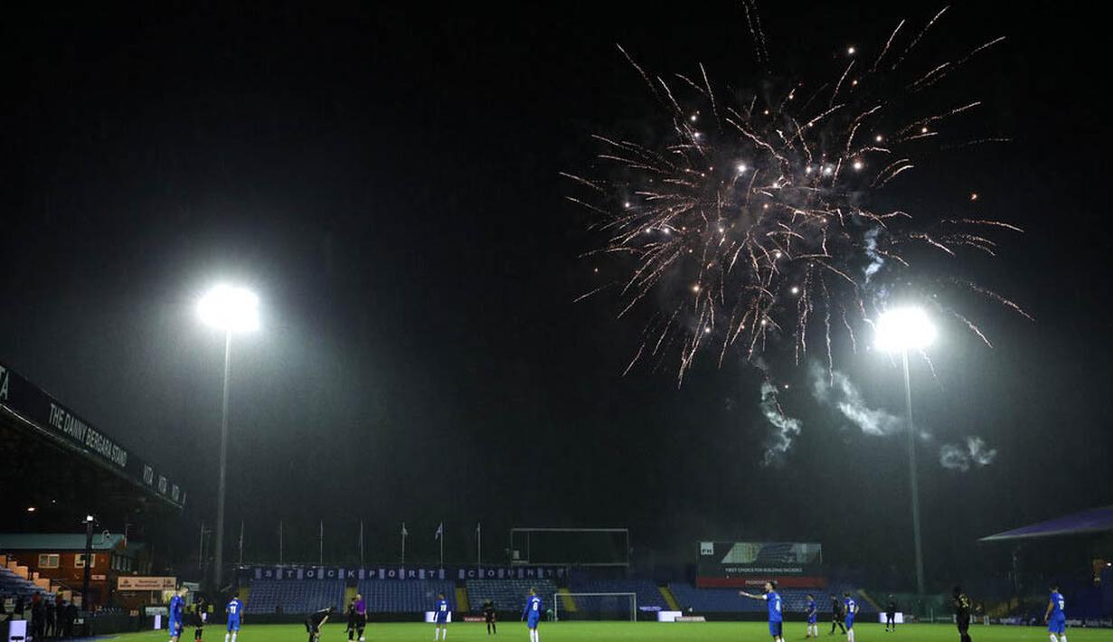 Kembang api menghiasi langit saat pertandingan antara  Stockport County melawan West Ham United pada laga Piala FA di Stadion Edgeley Park, Senin (11/1/2021). West Ham United menang dengan skor tipis 1-0. (Martin Rickett/Pool via AP)