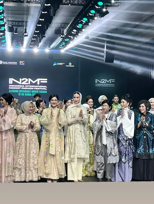 Ia nampak kenakan tunik emas berdetail gelombang dengan celana panjang dan kerudung beige [@widi.wardhana]