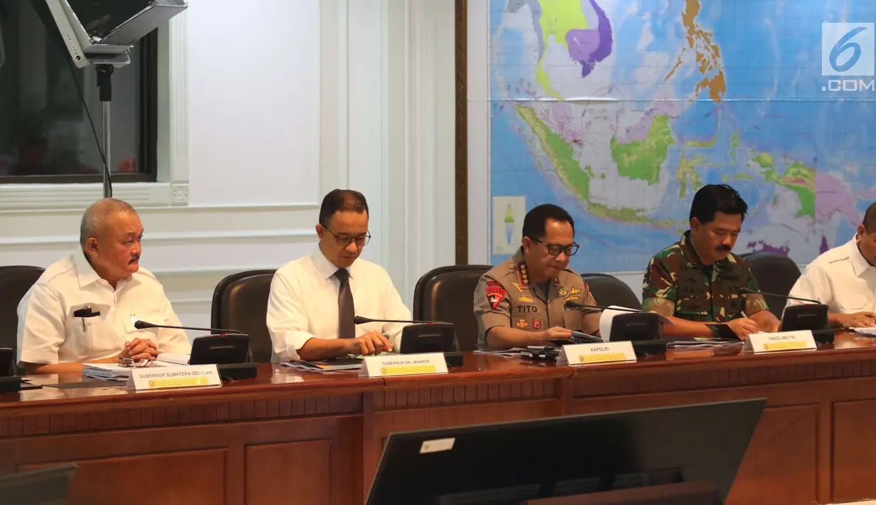 Dari kiri ke kanan, Gubernur Sumsel Alex Noerdin, Gubernur DKI Jakarta Anies Baswedan, Kapolri Jenderal Tito Karnavian, Panglima TNI Hadi Tjahjanto dan Menpar Arief Yahya mengikuti ratas Asian Games 2018, Jakarta, Senin (28/5). (Liputan6.com/Angga Yuniar)