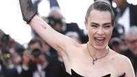 Model Inggris Cara Delevingne berpose saat tiba menghadiri pemutaran film "The Innocent (L'Innocent)" selama Festival Film Cannes edisi ke-75 di Cannes, Prancis selatan (24/5/2022). Cara Delevingne menarik perhatian dalam gaun hitam yang pas dengan bentuk tubuh. (AP Photo/Vianney Le Caer)