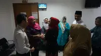 Pasangan Khofifah Indar Parawansa-Emil Elestianto Dardak dan Saifullah Yusuf-Puti Guntur Soekarno, kompak menjalani pemeriksaan kesehatan di RSUD dr Soetomo Surabaya, Kamis (11/1/2018). (Liputan6.com/Dian Kurniawan)