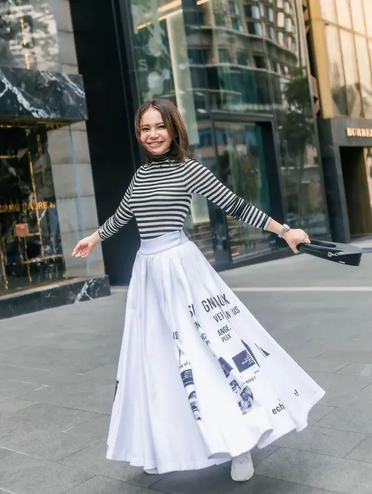 Rossa yang tampil cantik dengan rok dan striped t-shirt di Malaysia. (sumber : Instagram @itsrossa910)