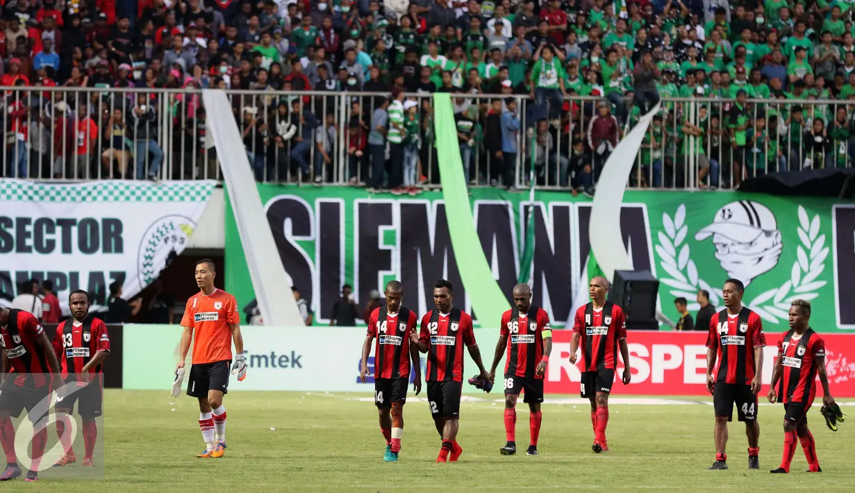 Ekspresi pemain Persipura usai menyelesaikan laga pembuka turnamen Piala Presiden 2017 melawan PSS Sleman di Stadion Maguwoharjo, Sleman, Sabtu (4/2). Laga berakhir imbang 0-0. (Liputan6.com/Helmi Fithriansyah)