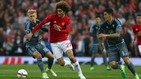 Gelandang Manchester United, Marouane Fellaini berusaha membawa bola dari kejara dua pemain Celta Vigo saat bertanding pada leg kedua Liga Europa di stadion Old Trafford, Inggris,(11/5). (AP Photo/Dave Thompson)