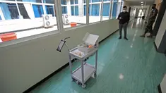 Perancang robot mengendalikan troli robot melalui ponsel di Rumah Sakit Universitas Rafic Hariri di Beirut, 6 Mei 2020. Universitas Lebanon meluncurkan troli robot yang dirancang mahasiswanya untuk membantu dokter dan perawat dalam mengurangi kontak dengan pasien COVID-19. (Xinhua/Bilal Jawich)