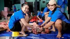 Pedangdut Ayu Ting Ting membagikan momen memotong hewan kurban Idul Adha. Tahun ini, dia berkurban tiga sapi. (Instagram/ayutingting92)