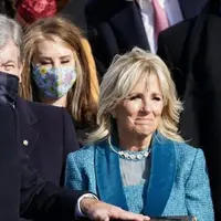 Joe Biden dan Jill tak ragu memamerkan kemesraannya saat momen pelantikan Presiden Amerika Serikat (Foto: instagram/the_disabled_mermaid)