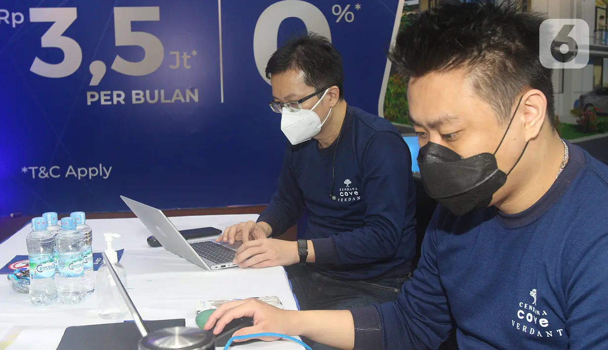 Agen properti saat monitoring pada Priority Unit Selection Cendana Cove Verdant di MaxxBox Lippo Village, Tangerang, Sabtu (12/2/2022). Survei Knight Frank Indonesia memproyeksikan sektor properti mengalami perbaikan dan tumbuh positif pada tahun 2022. (Liputan6.com/HO/Firdi)