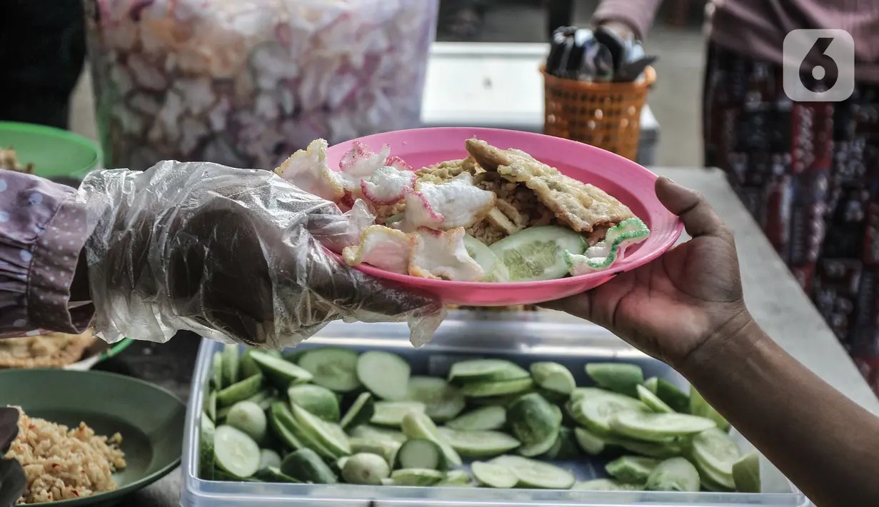 Relawan menyajikan sarapan gratis kepada warga di Lembaga Sedekah Nusantara, Sawangan, Depok, Minggu (5/9/2021). Aksi sosial ini digelar setiap hari mulai pukul 07.00-09.00 WIB yang menyajikan berbagai menu sarapan hingga 120 porsi tiap harinya. (merdeka.com/Iqbal S Nugroho)
