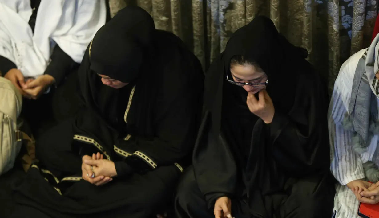 Malam setelah proses pemakaman selesai, di kediaman keluarga Jupe yang berlokasi di perumahan Raffles Hills, Cibubur, Jakarta Timur, digelar acara Tahlilan untuk mendiang Jupe. Tentu saja kediamannya masih dipadati para pelayat. (Nurwahyunan/Bintang.com)