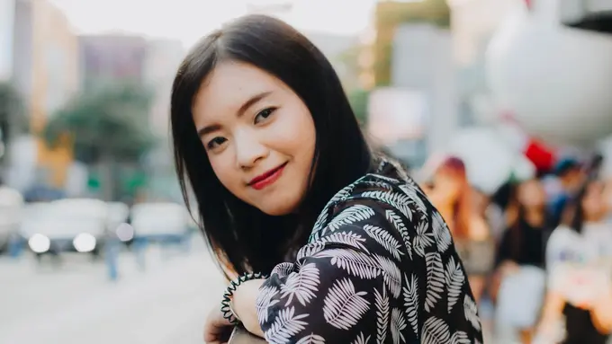 tersenyum bahagia santai kalem baik