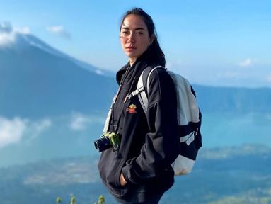 Momen saat Baby Jovanca melakukan hiking ini tak lepas dari perhatian netizen. Tampil dalam balutan hoodie hitam serta tas ransel, wanita dengan nama lengkap Baby Stephani Jovanca Duijndam ini juga terlihat tak lupa membawa sebuah kamera. (Liputan6.com/IG/@babyjvnc)