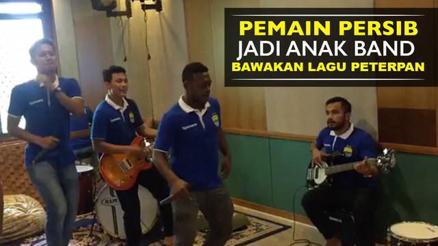 Video para pemain Persib Bandung bermain band bawakan lagu Peterpan dengan judul Topeng jelang pertandingan Persib Bandung vs Persija Jakart