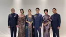 Kemudian ibu Kevin Sanjaya dan Valen kompak kenakan cheongsam nuansa ungu. Sementara masing-masing ayah mereka kenakan cheongsam warna navy polos.