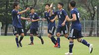 Selebrasi pemain Timnas Jepang U-19, Danto Sugiyama mencetak gol pertama untuk Timnas Jepang U-19 di Lapangan ABC, GBK, Jakarta, Kamis (22/3/2018). Timnas Jepang U-19 menang 5-0 atas Cilegon FC. (Bola.com/Asprilla Dwi Adha)