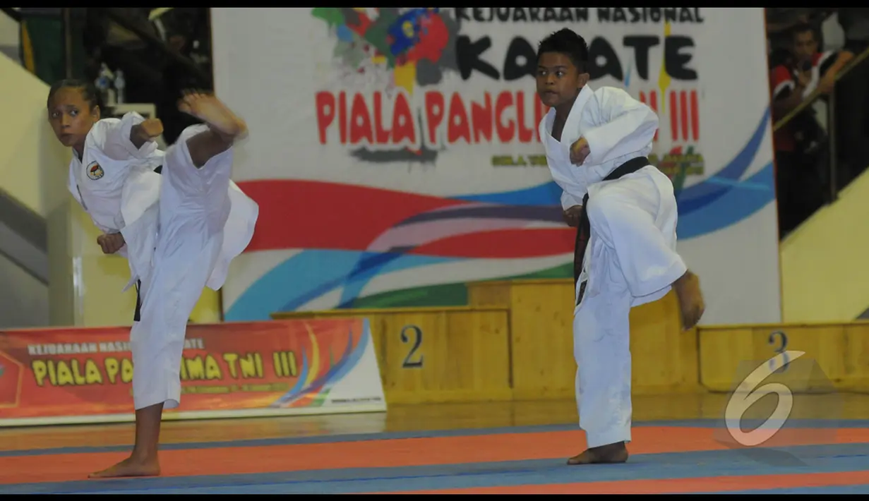 Salah satu aksi peserta Kejuaraan Nasional (Kejurnas) Karate Panglima TNI III di GOR Ahmad Yani Mabes TNI Cilangkap, Jakarta, Kamis (15/1/2015). (Liputan6.com/Herman Zakharia)