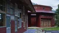 Bangunan yang dibuat dari 700 jendala yang didonasikan ini beradadi tikungan tapal kuda ganda di kota pegunungan terpencil Kamikatsu di Jepang selatan. (Tangkapan Layar Instagram/hiroshi_nakamura_naparchitects)