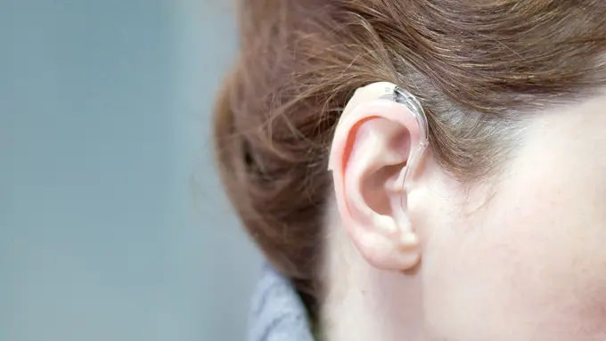 Antara Implan Koklea dan Alat Bantu Dengar, Mana Lebih Baik? (Aerogondo2/Shutterstock)