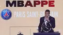Pemain PSG, Kylian Mbappe memberikan sambutan saat mendapatkan penghargaan pemain terbaik Ligue1 Prancis pada acara yang berlangsung di Paris, Prancis, Senin (13/04/2024) waktu setempat. (AFP/Franck Fife)